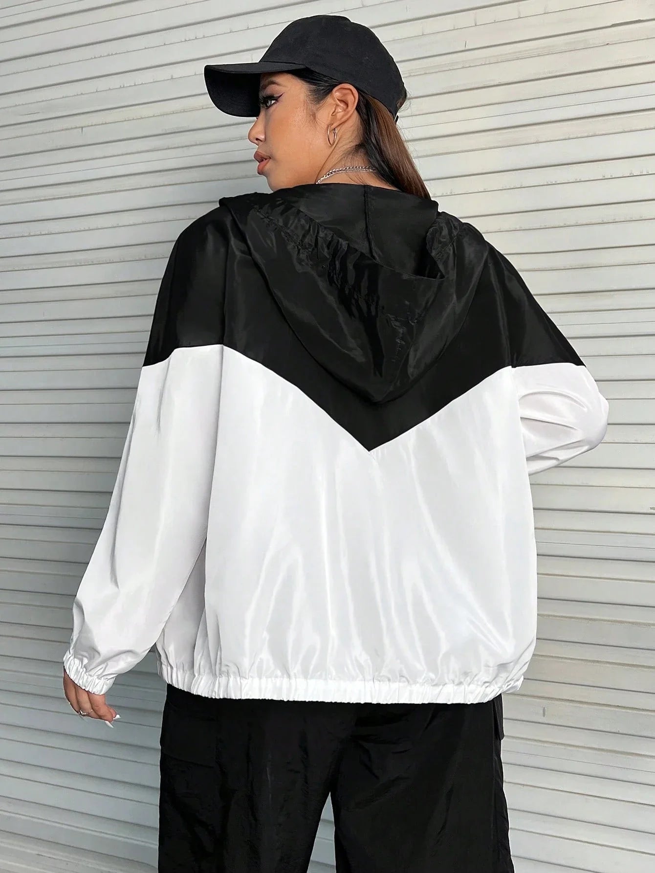 Corta-Vento Plus Size Com Capuz Sophia